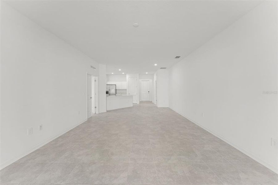 Spacious, unfurnished interior of a new home in Peace Creek Reserve, Winter Haven (Image 34).
