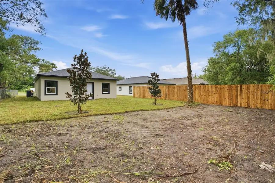 Exterior details and patio area of a home in , Deland (Image 3).