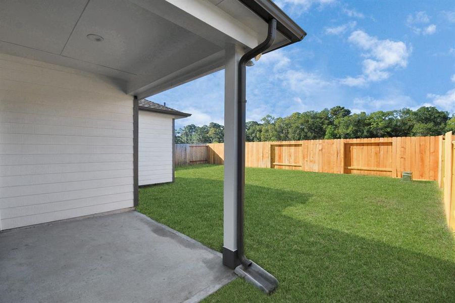 Discover the charm of this spacious backyard featuring a delightful covered patio. With ample room for both play and relaxation, it's the perfect outdoor haven. Tailor this space to your liking with patio furniture, a BBQ pit, and more. The potential for creating your dream outdoor living area is limitless!