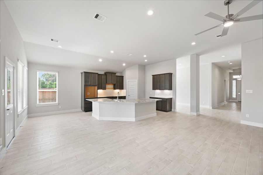 Spacious, unfurnished interior of a new home in Barton Creek Ranch, Conroe (Image 30).