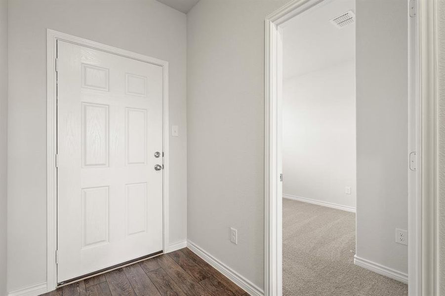 Spacious, unfurnished interior of a new home in Sycamore Landing, Fort Worth (Image 13).