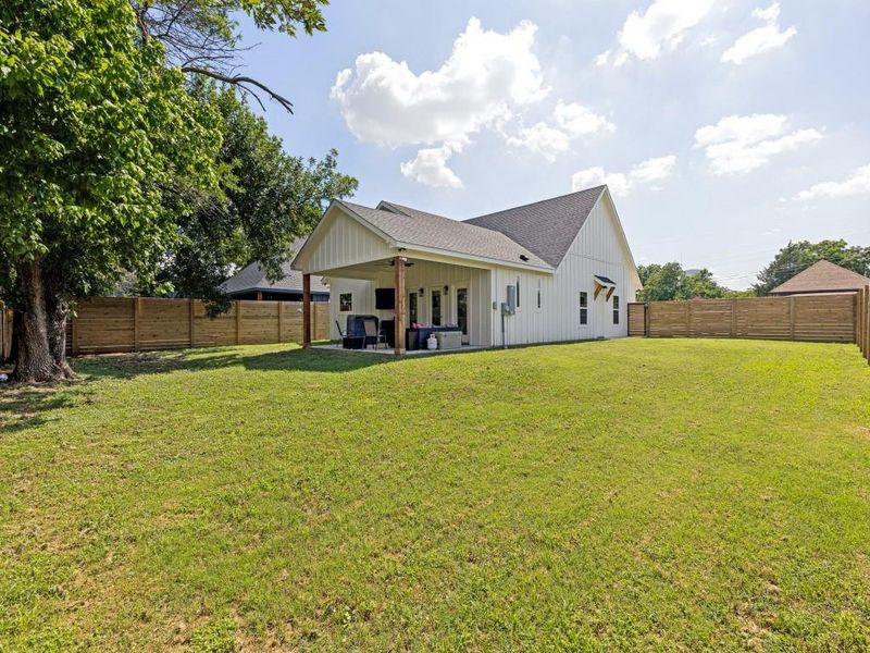 Exterior details and patio area of a home in , Boyd (Image 21).