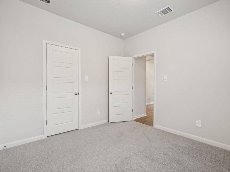 Spacious, unfurnished interior of a new home in Thomas Pond, San Antonio (Image 24).