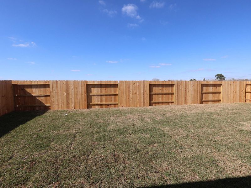 Exterior details and patio area of a home in Lago Mar, Santa Fe (Image 18).