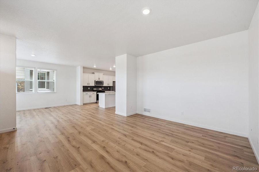 Spacious, unfurnished interior of a new home in Horizon Uptown, Aurora (Image 24).