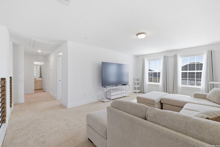 Furnished interior view inside a new home in , Seguin (Image 8).
