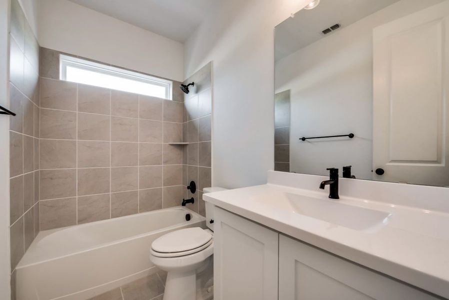 Representative furnished interior of a home built from the Heath - 4452 TP by Shaddock Homes in Tavolo Park, Fort Worth (Image 10).