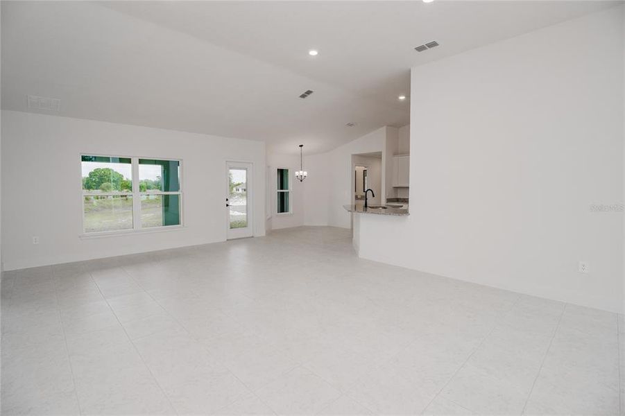 Spacious, unfurnished interior of a new home in Hickory Ridge Estates, Lake Wales (Image 14).