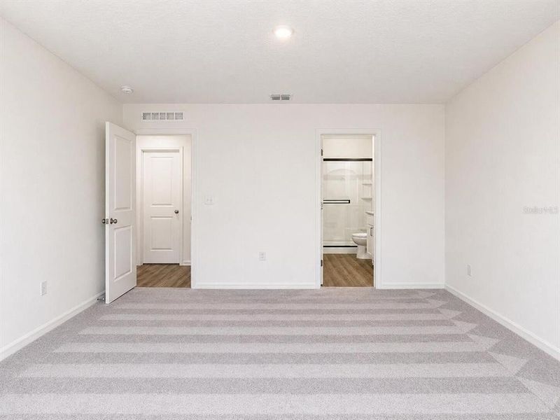 Spacious, unfurnished interior of a new home in Eagle Hammock, Eagle Lake (Image 28).
