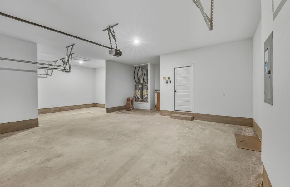 Spacious, unfurnished interior of a new home in Bluffview Reserve, Leander (Image 21).