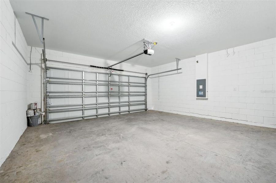 Spacious, unfurnished interior of a new home in Fox Pointe at Rivers Edge, Leesburg (Image 23).