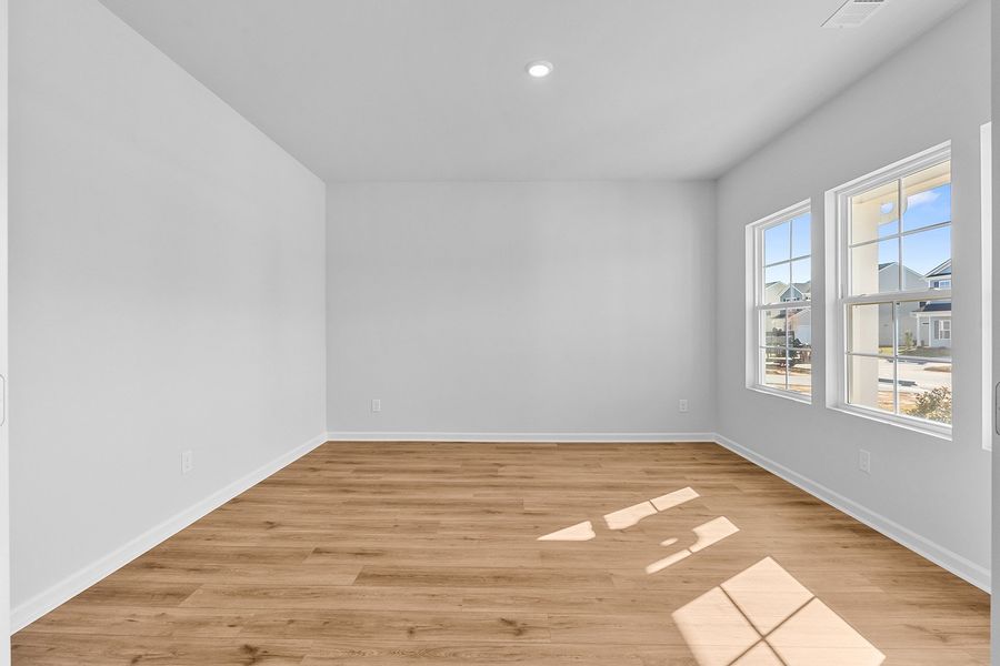 Spacious, unfurnished interior of a new home in Fieldstone, Lexington (Image 26).