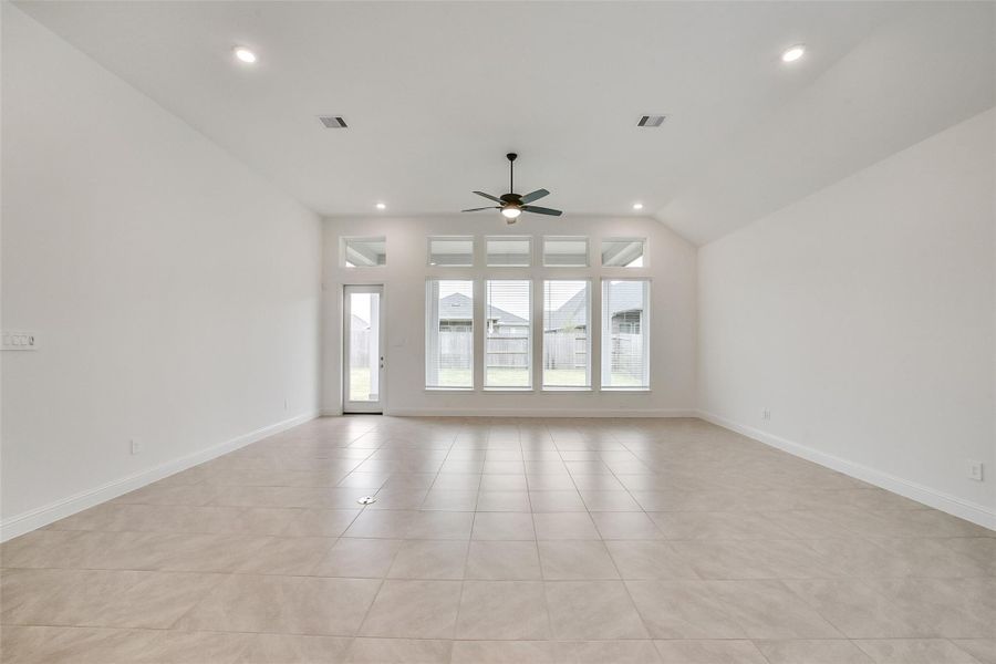 Spacious, unfurnished interior of a new home in Mavera, Conroe (Image 28).