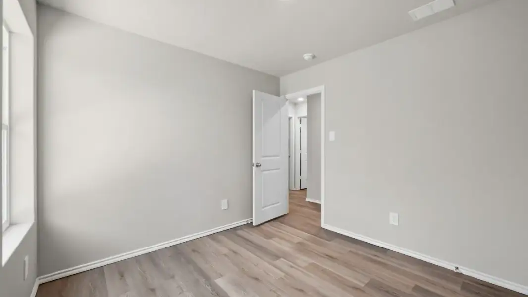 Spacious, unfurnished interior of a new home in The Canyons, Keene (Image 32).