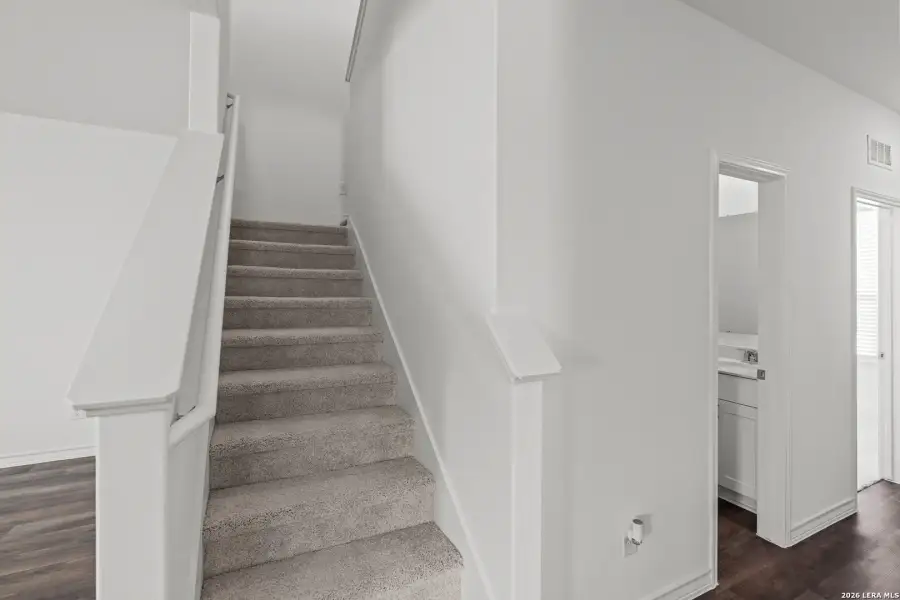 Spacious, unfurnished interior of a new home in Cinco Lakes, San Antonio (Image 33).