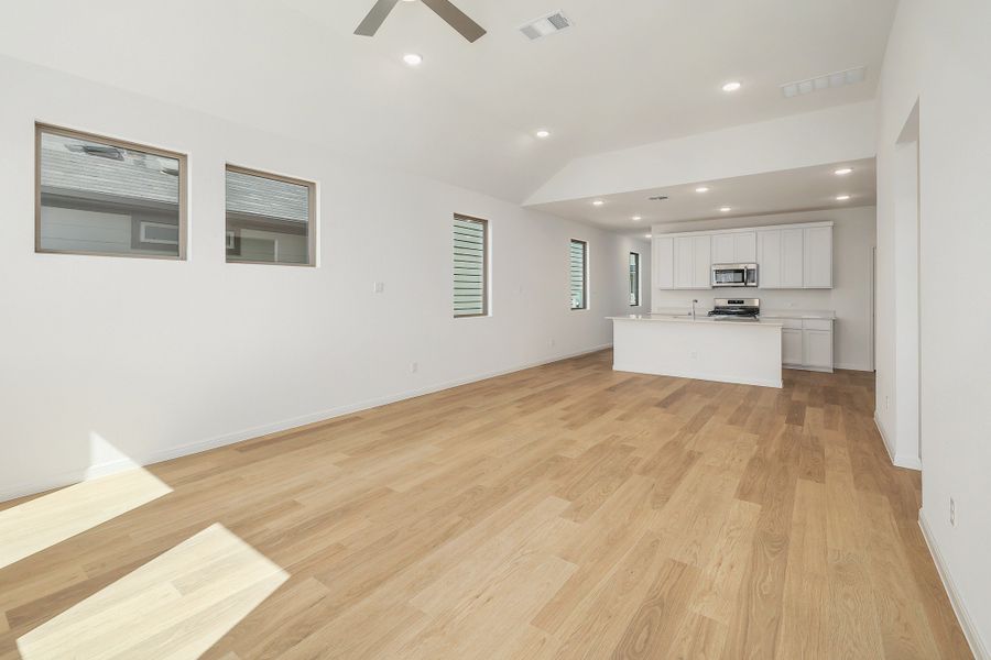 Spacious, unfurnished interior of a new home in Trinity Ranch, Elgin (Image 17).