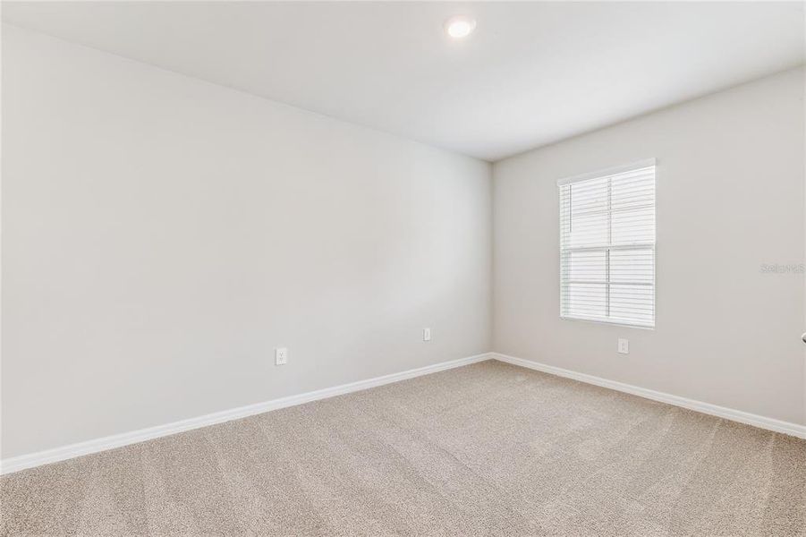 Spacious, unfurnished interior of a new home in Heritage Lake Park, Punta Gorda (Image 16).