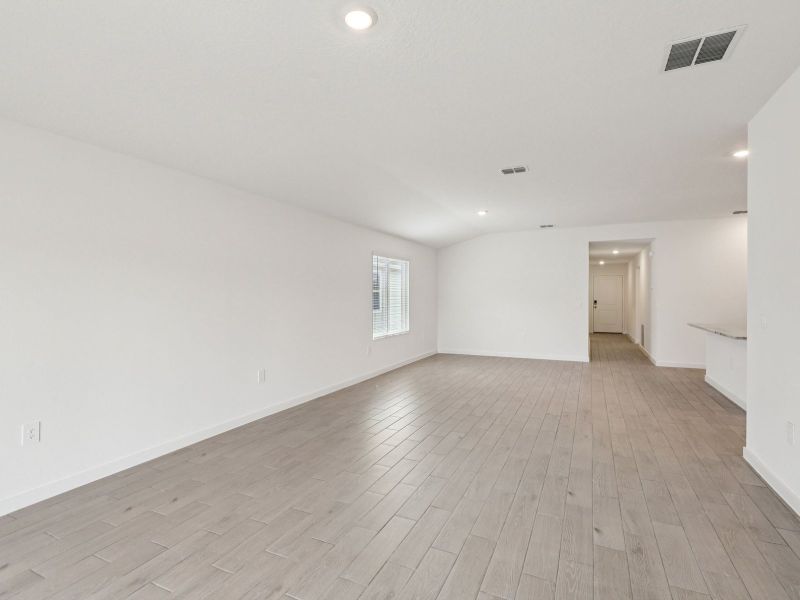 Spacious, unfurnished interior of a new home in Colbert Landings - Signature Series, Palm Coast (Image 5).