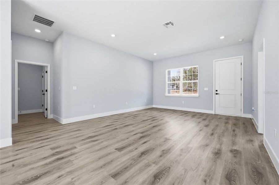 Spacious, unfurnished interior of a new home in , Ocala (Image 33).