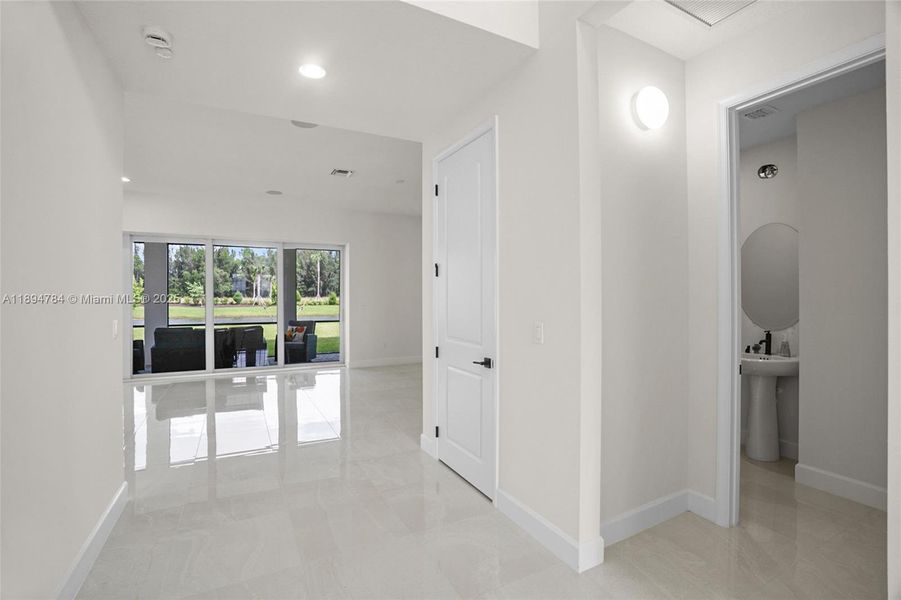 Spacious, unfurnished interior of a new home in , Westlake (Image 39).