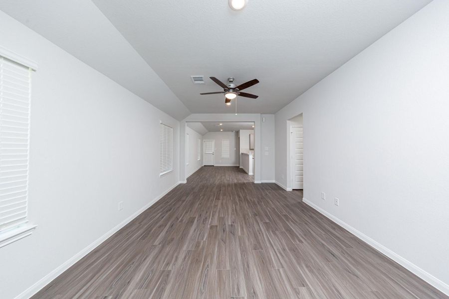 Spacious, unfurnished interior of a new home in River's Edge, Conroe (Image 7).