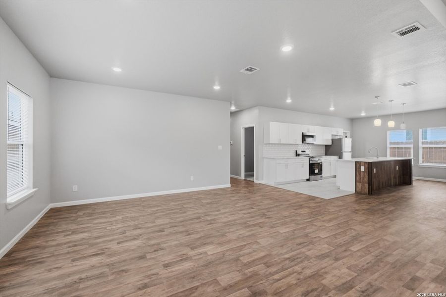 Spacious, unfurnished interior of a new home in , San Antonio (Image 19).