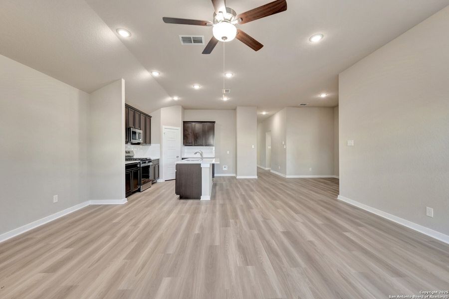 Spacious, unfurnished interior of a new home in Winding Brook, San Antonio (Image 14). Spacious, unfurnished interior of a new home in Winding Brook, San Antonio (Image 14).