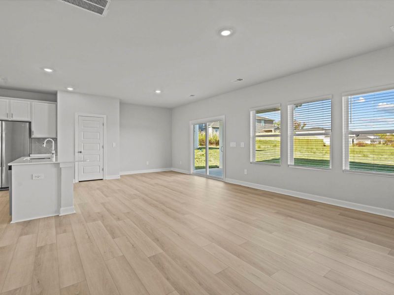 Spacious, unfurnished interior of a new home in Creek Ridge - Heritage Collection, Spartanburg (Image 10).