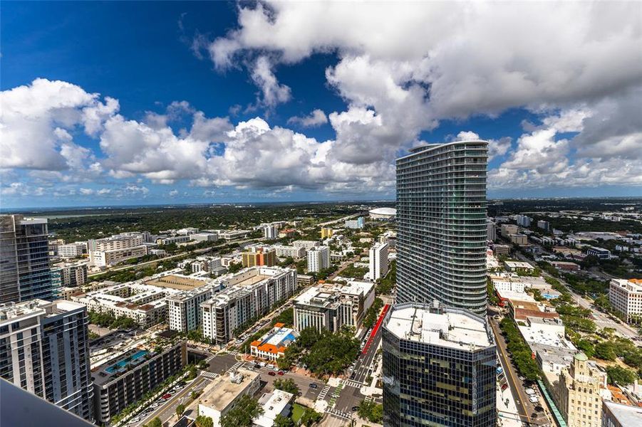 Condo located in St. Petersburg, FL showcasing its design and architecture (Image 31).