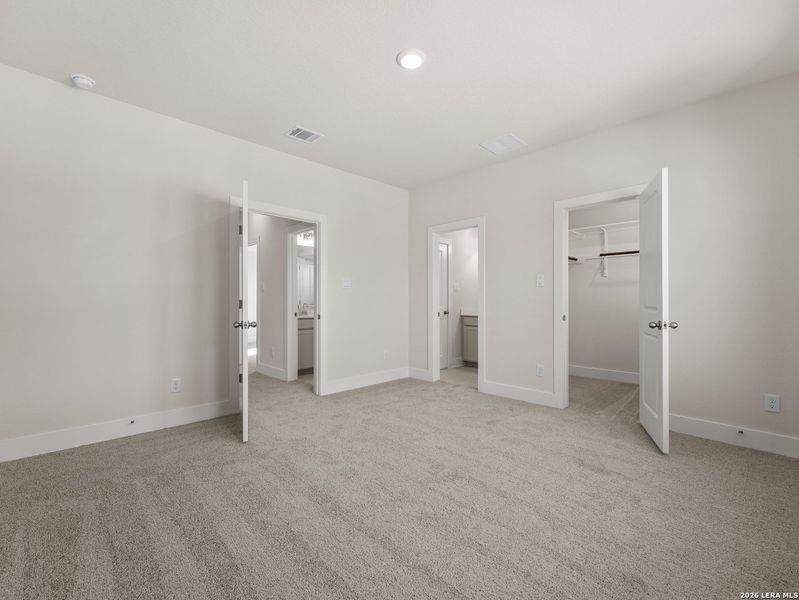 Spacious, unfurnished interior of a new home in Veranda, San Antonio (Image 27).