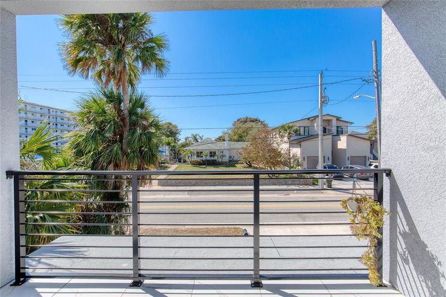 Exterior details and patio area of a home in , Daytona Beach (Image 33).