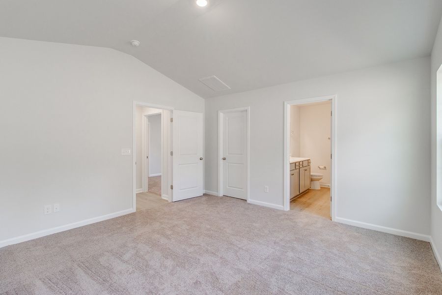 Spacious, unfurnished interior of a new home in Bluefield, Lexington (Image 22).
