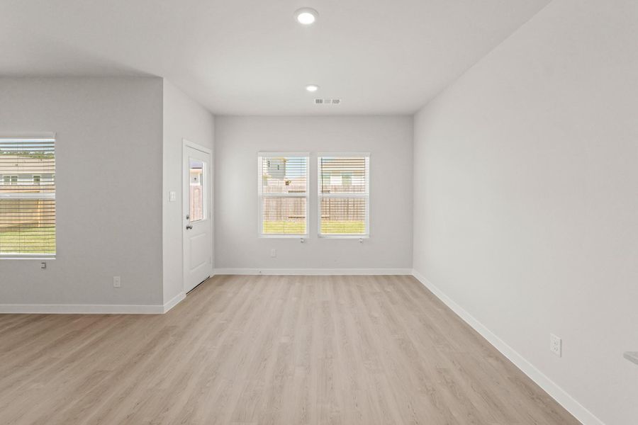 Spacious, unfurnished interior of a new home in Caney Mills, Conroe (Image 26).