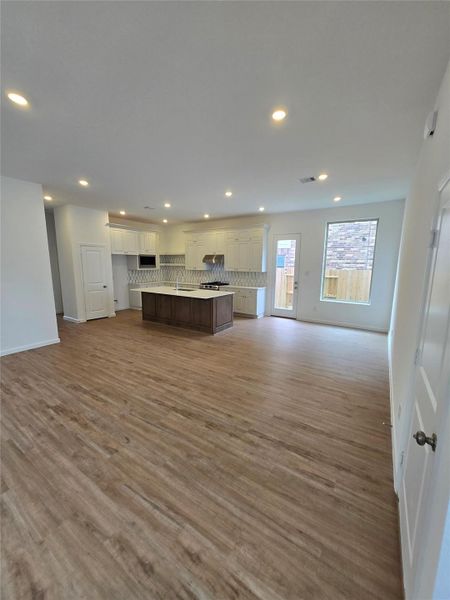 Spacious, unfurnished interior of a new home in Sunterra, Katy (Image 8). Spacious, unfurnished interior of a new home in Sunterra, Katy (Image 8).