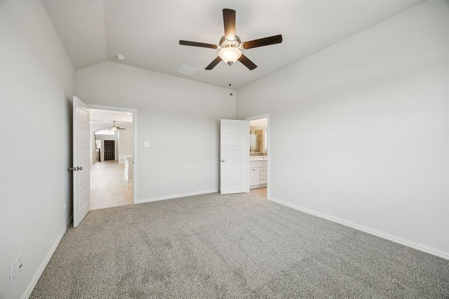Spacious, unfurnished interior of a new home in Bel Air Village, Sherman (Image 8).