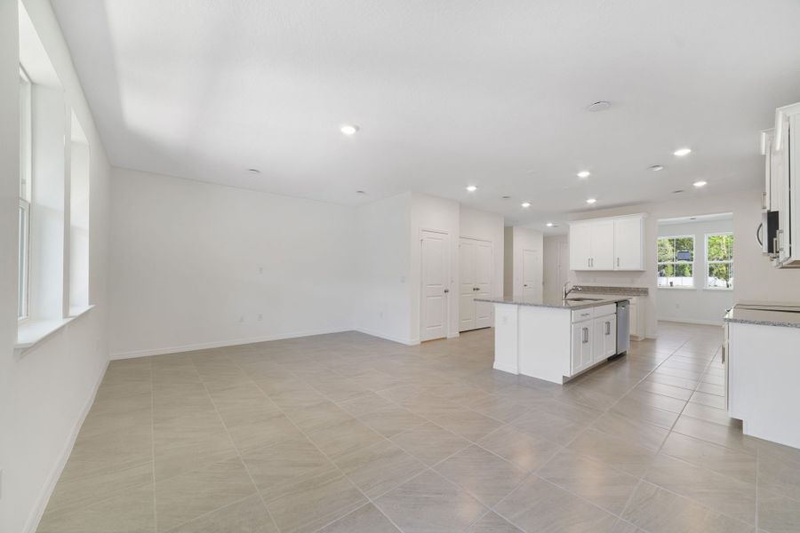 Spacious, unfurnished interior of a new home in Aulin Square, Oviedo (Image 35).