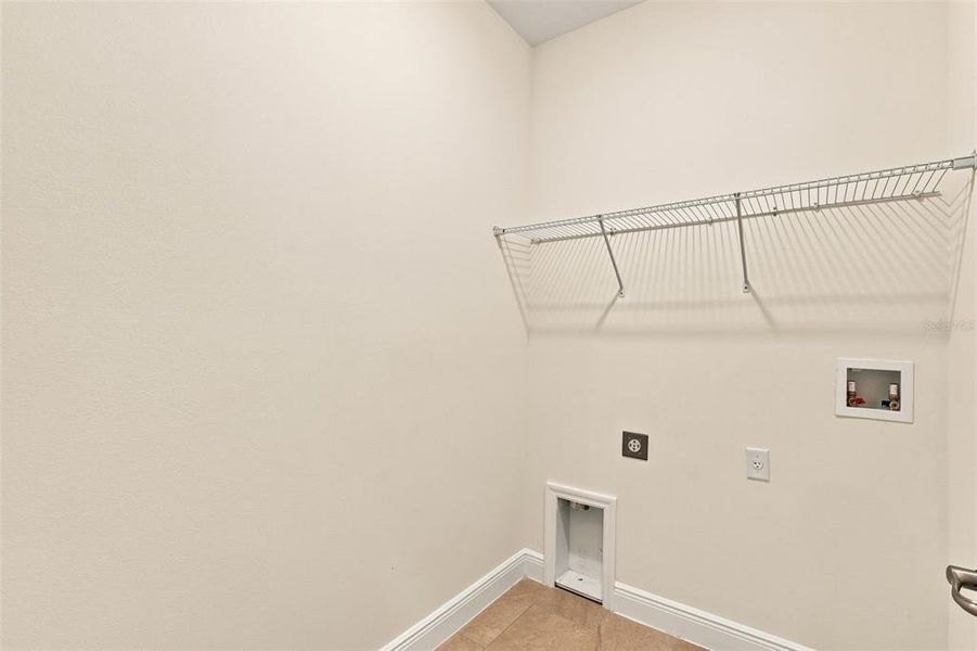 Spacious, unfurnished interior of a new home in , Yeehaw Junction (Image 25).