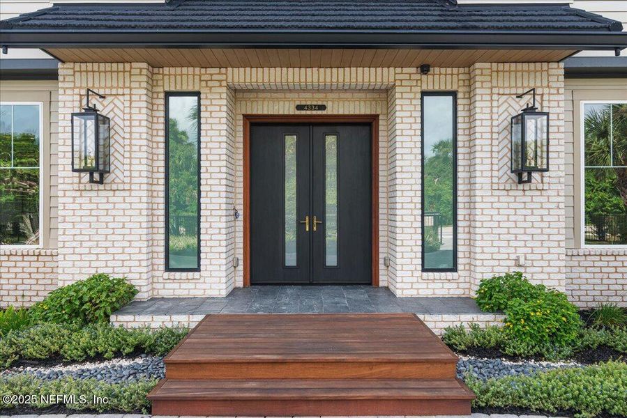 Exterior details and patio area of a home in , Jacksonville Beach (Image 2).