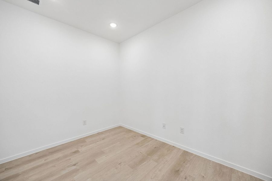Spacious, unfurnished interior of a new home in Stokesbury, Waller (Image 14).