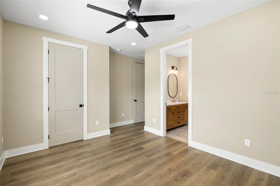Spacious, unfurnished interior of a new home in , Tampa (Image 28).