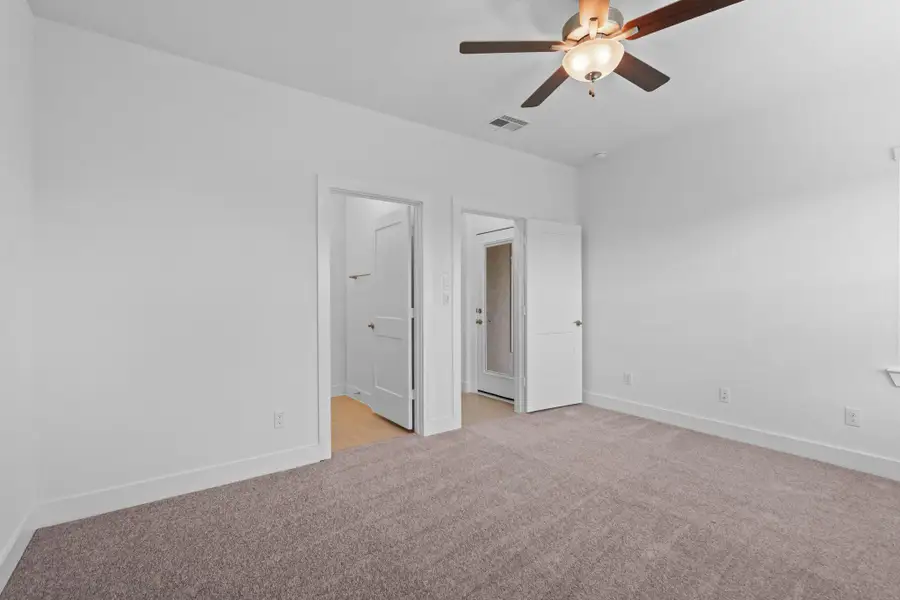 Spacious, unfurnished interior of a new home in Meridiana, Iowa Colony (Image 14).
