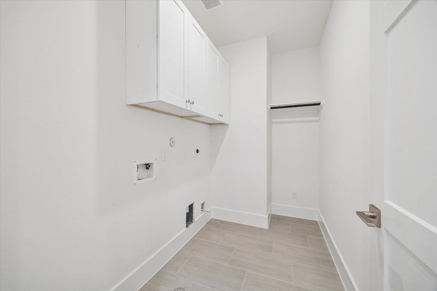 Spacious, unfurnished interior of a new home in , Houston (Image 36).