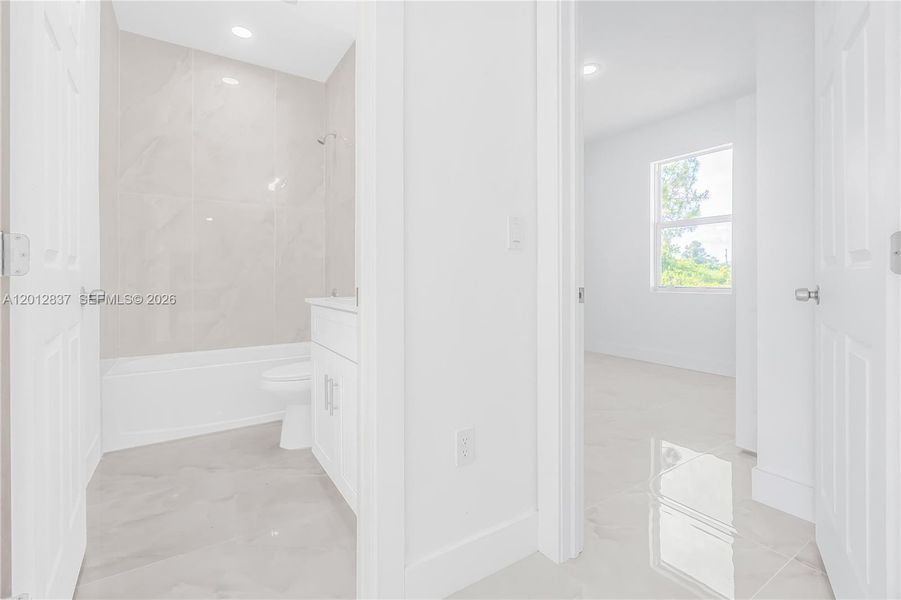 Spacious, unfurnished interior of a new home in , Lehigh Acres (Image 18).