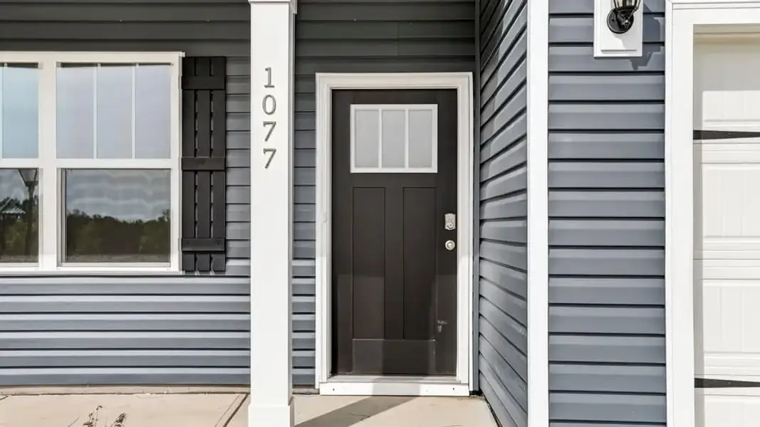 Exterior details and patio area of a home in Russell Place, Spartanburg (Image 4).