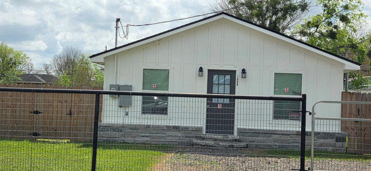 Exterior details and patio area of a home in , Navasota (Image 11).