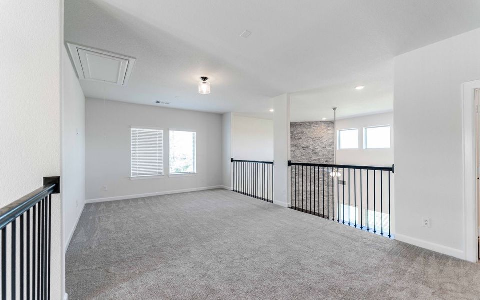 Spacious, unfurnished interior of a new home in Heath Golf & Yacht Club, Heath (Image 49).