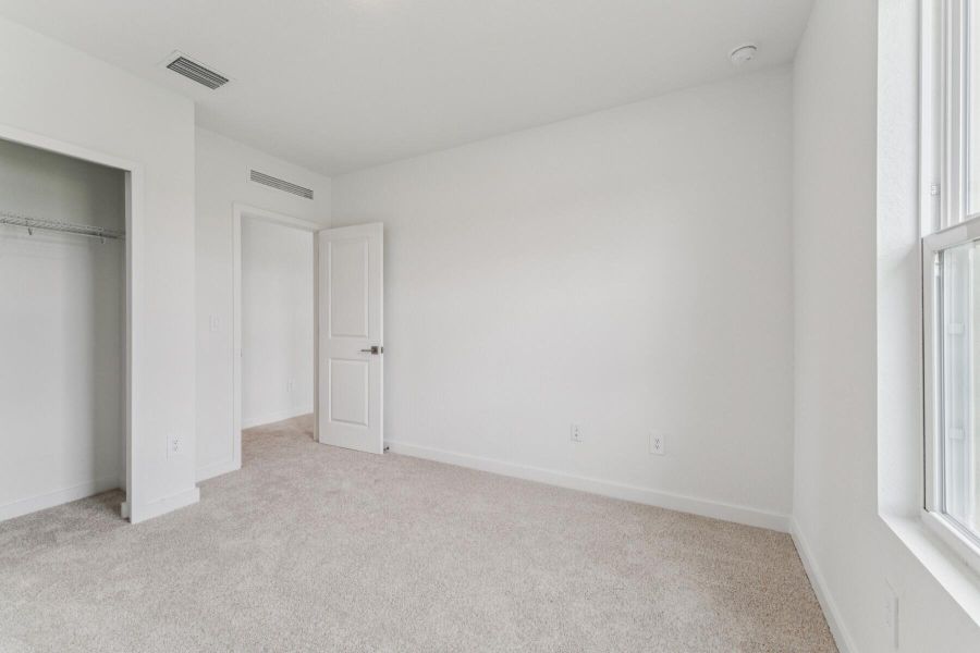 Spacious, unfurnished interior of a new home in , Fort Pierce (Image 31).