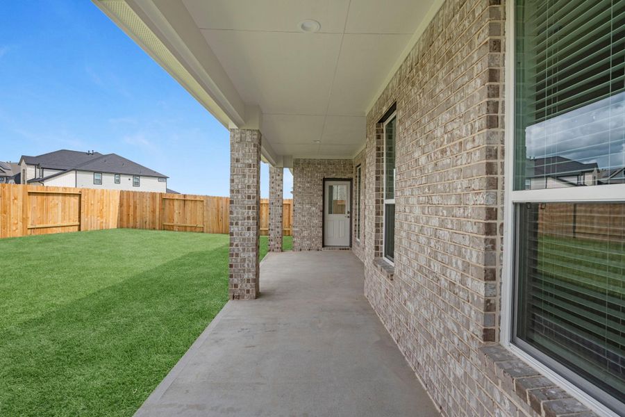 Exterior details and patio area of a home in Beacon Hill, Waller (Image 4).