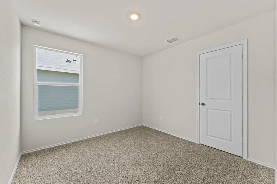 Spacious, unfurnished interior of a new home in Ladera, Luling (Image 16).