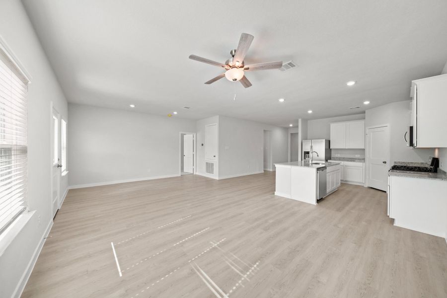 Spacious, unfurnished interior of a new home in Lexington Heights, Willis (Image 17).